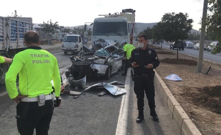 İki tırın arasında sıkışan otomobil hurdaya döndü