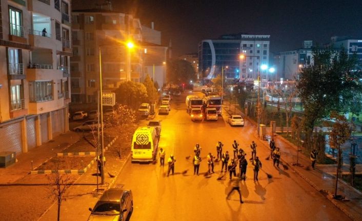 İşçiler halay çekerek cadde ve sokakları temizledi