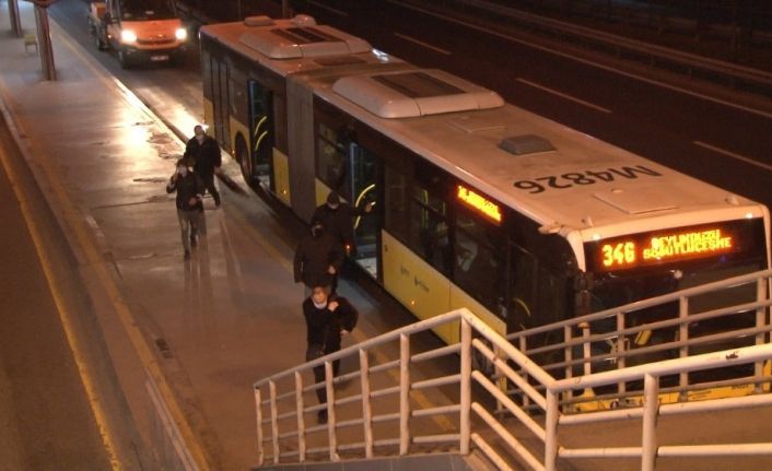 İstanbul’da sokağa çıkma kısıtlamasının sona ermesiyle yollarda hareketlilik başladı