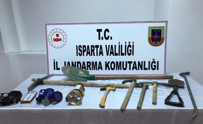 İstanbul’dan gelip, antik kentte kazı çalışması yaparken suçüstü yakalandılar