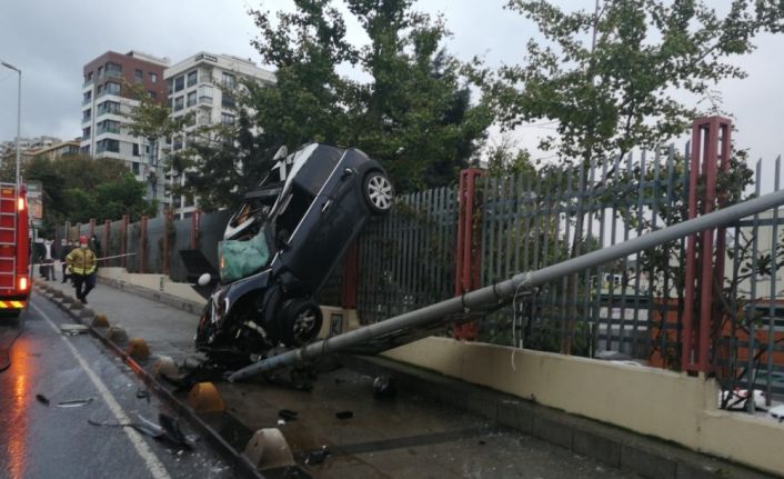 Kadıköy’de akıl almaz kaza, otomobil asılı kaldı: 1 yaralı