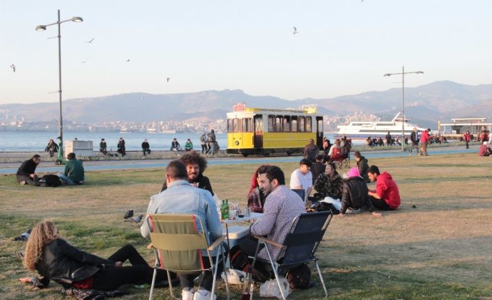 Kafe ve restoranlar kapandı, vatandaş sahile koştu