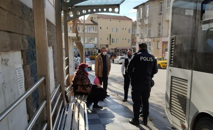 Karantinada olması gerekirken halk otobüsüne binmeye çalıştı