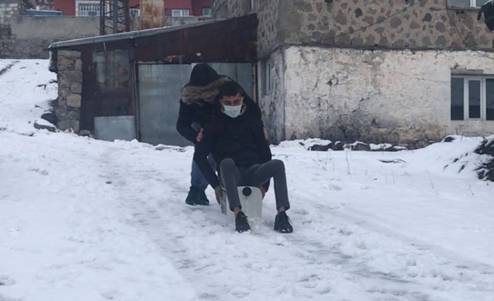 Kars’ta kartopu oynadılar, bidona binerek kaydılar