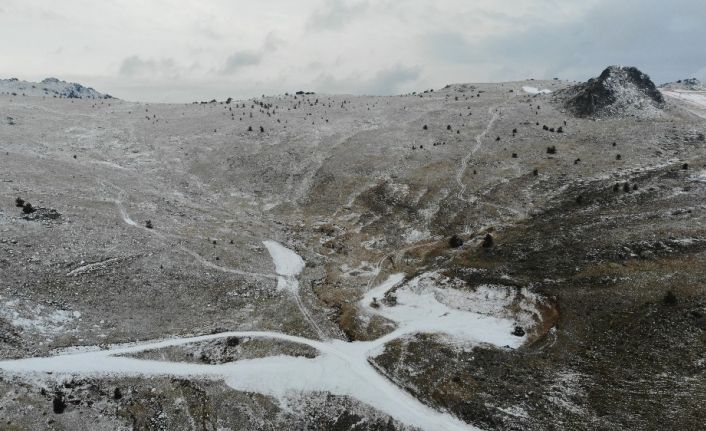 Kartalkaya’da yeşil alanlar beyaz örtüyle kaplandı