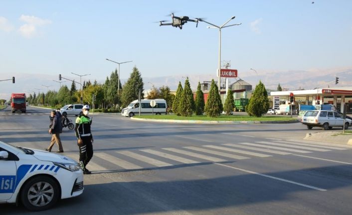 Kırmızı ışıkta geçenler drone ile yakalandı