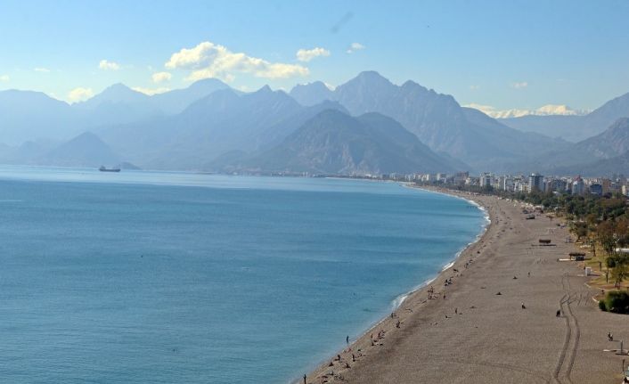 Kısıtlama öncesi dünyaca ünlü sahil turistlere kaldı