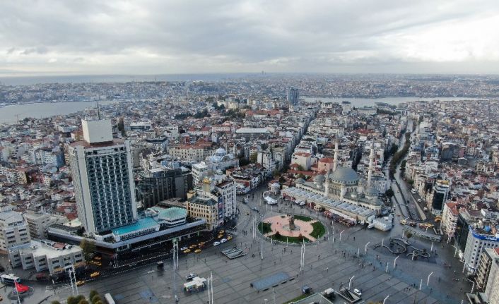 Kısıtlama sonrası Taksim’de yaşanan hareketlilik havadan görüntülendi