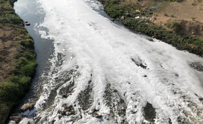 Kızıltepe’de derede oluşan köpükler korkutuyor