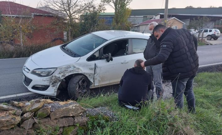 Kocaeli’de minibüs ile otomobil çarpıştı