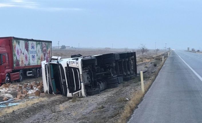 Kontrolden çıkan tır devrildi: 1 yaralı