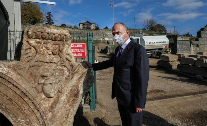 Konuralp’te tarih fışkırıyor Medusa başı bulundu