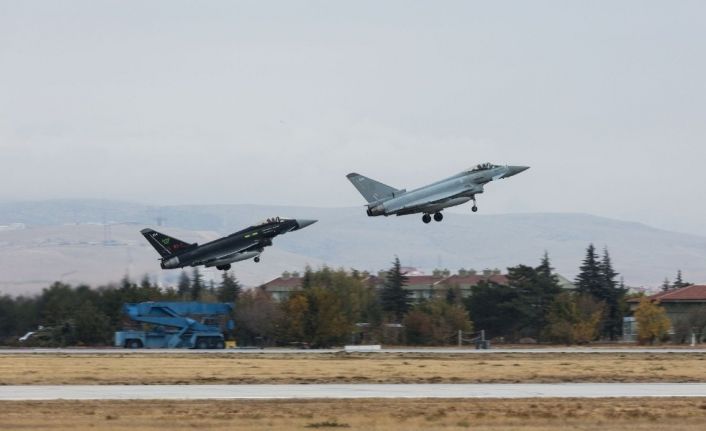 Konya’da TSK ve İngiltere savaş uçakları eğitim uçuşu gerçekleştirdi