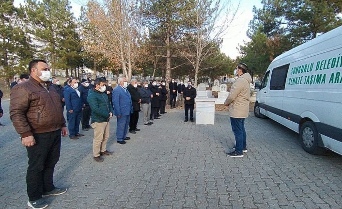 Korona virüsten hayatını kaybeden sağlık çalışanı toprağa verildi