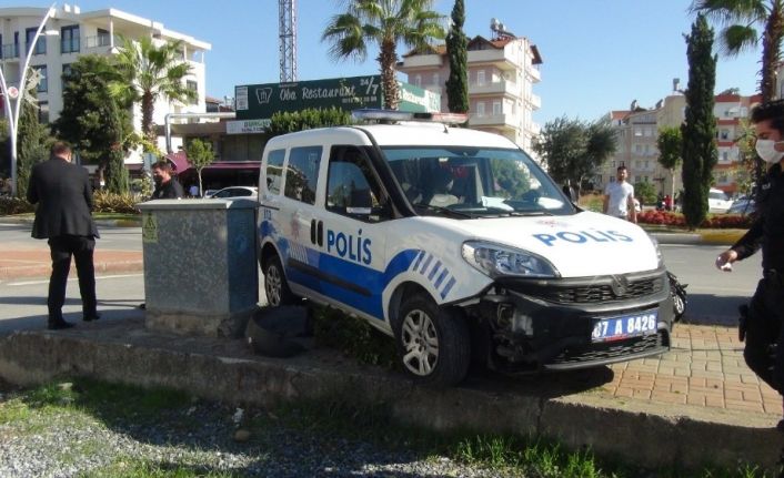 Kural ihlali yapan meşrubat kamyonu sürücüsü polis ekibine kaza yaptırdı