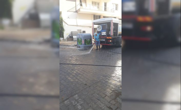 Kuşadası’nda tüm cadde ve sokaklar dezenfekte ediliyor