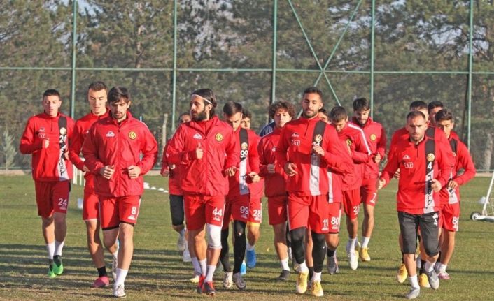 Ligde 23 maçtır kazanamayan Eskişehirspor gözünü lidere dikti