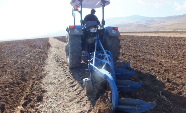 Malazgirtli çiftçiler üretime devam ediyorlar