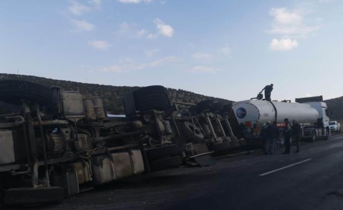 Mardin’de ham petrol yüklü tır devrildi