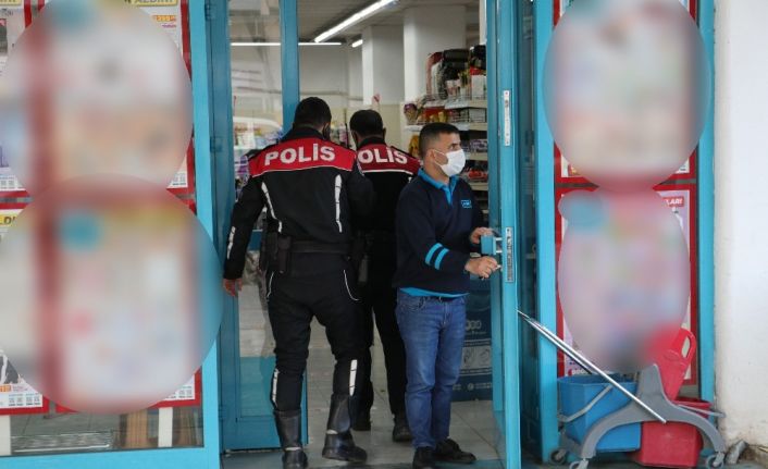 Markete silah ve bıçaklı gasp girişimini kasiyer engelledi