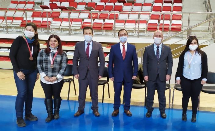 Masa Tenisi Turnuvası’nda dereceye giren sporculara ödülleri verildi