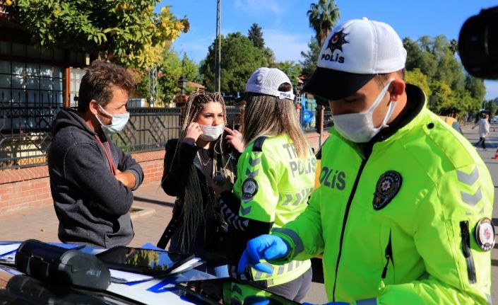 Maske takmayan kadın, polisleri tehdit edip gazetecilere tepki gösterdi