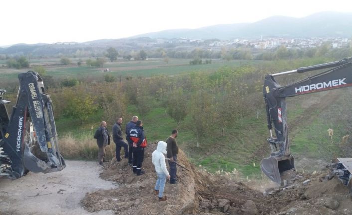 Menfezde sıkışan 4 ineği itfaiye ve zabıta ekipleri kurtardı