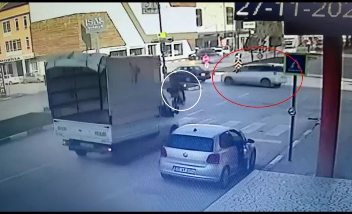 Motosiklet ile otomobil böyle çarpıştı: 1 yaralı