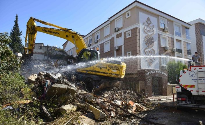 Muratpaşa’da kaçak metruk bina yıkıldı