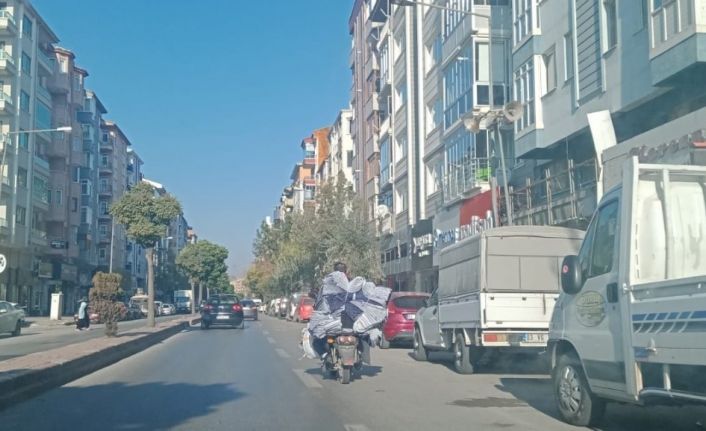 Nakliye kamyonetine çevirdiği elektrikli bisikletle trafiği tehlikeye soktu