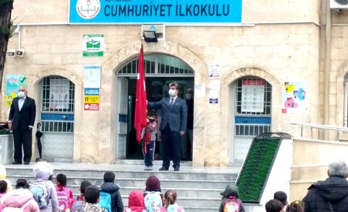 Öğretmen ve öğrencinin bayrak hassasiyeti gururlandırdı