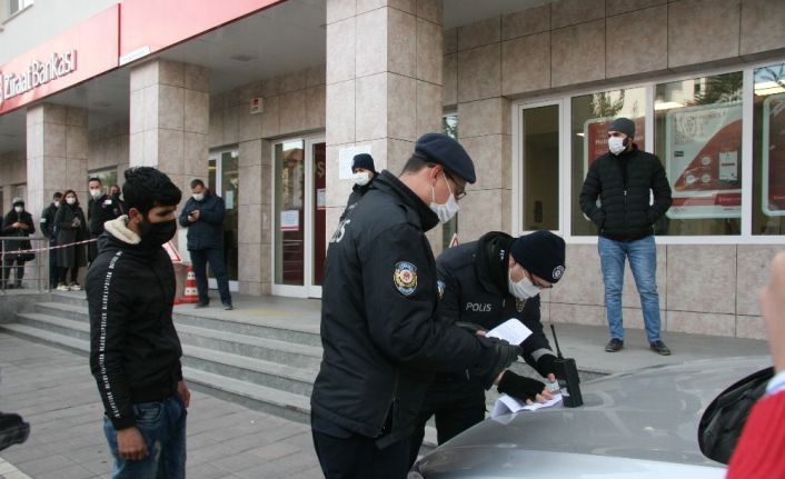 Otobüs durağında maskesini indirip sigara içen genci polis affetmedi