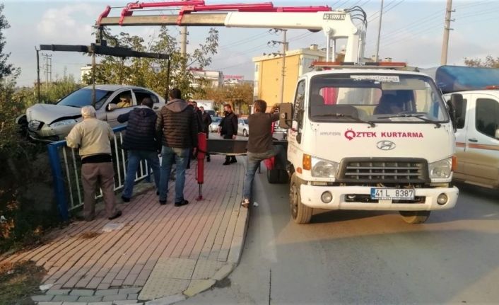 Otomobil tarlaya uçtu, sürücüsünün burnu bile kanamadı