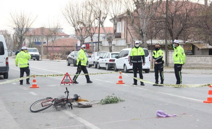 Otomobilin çarptığı bisikletli yaşlı adam ağır yaralandı