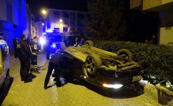 Otomobilin ters döndü, şahit olanlar şaşkınlıkla izledi