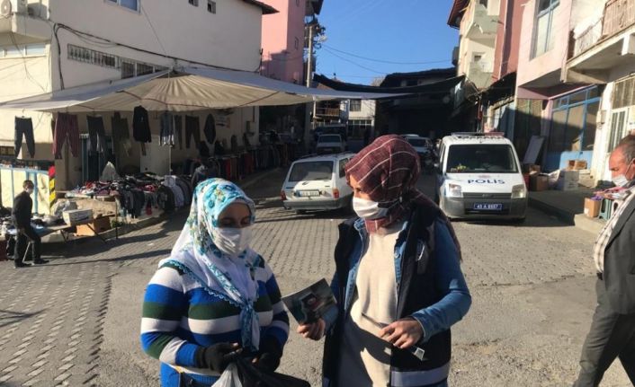 Pazar yeri girişinde kadınlar KADES bilgilendirmesi