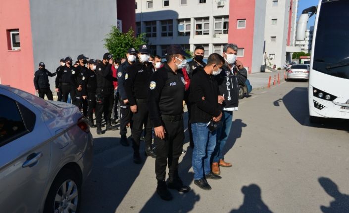 Şafak vakti gözaltına alınan 15 torbacı adliyeye sevk edildi