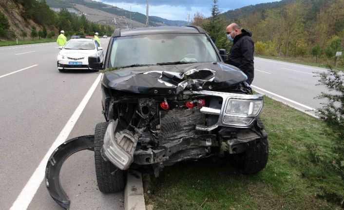 Samsun’da otomobil aydınlatma direğine çarptı: 2 yaralı