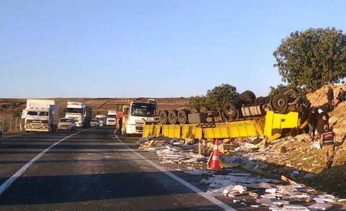 Şanlıurfa’da mermer yüklü tır devrildi: 1 yaralı