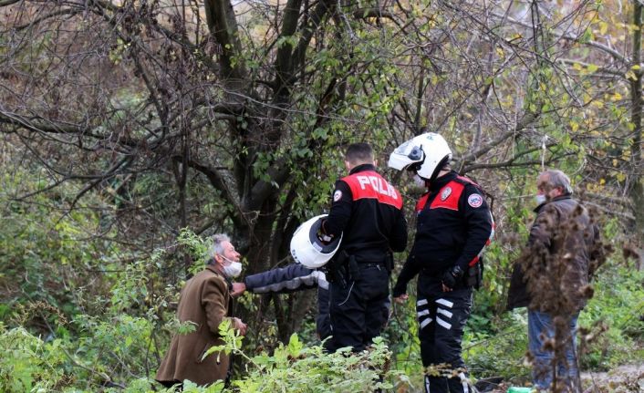 Şehir merkezinde ağaç altındaki eğlenceleri polis gelince son buldu