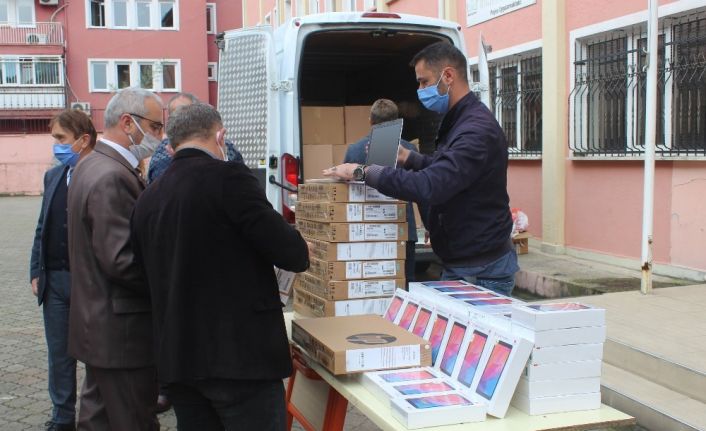 SEY Vakfı Piraziz ilçesine 110 adet bilgisayar bağışında bulundu