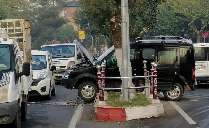 Siirt’te kontrolden çıkan araç refüje çıktı