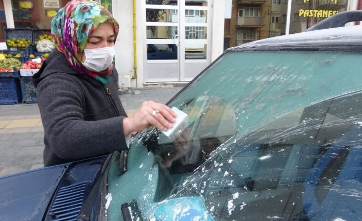 Sivas adeta dondu, arabaların camları buz tuttu