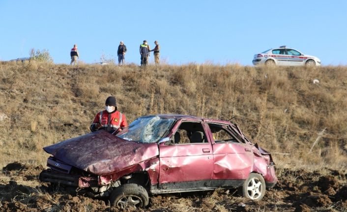 Sivas’ta otomobil tarlaya uçtu: 1’i ağır 4 yaralı