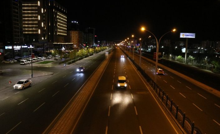 Sokağa çıkma kısıtlaması başladı, Diyarbakır’da sokaklar boş kaldı