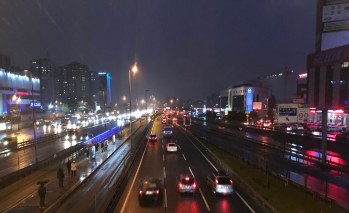 Sokağa çıkma kısıtlaması öncesi metrobüs ve yollarda yoğunluk oluştu