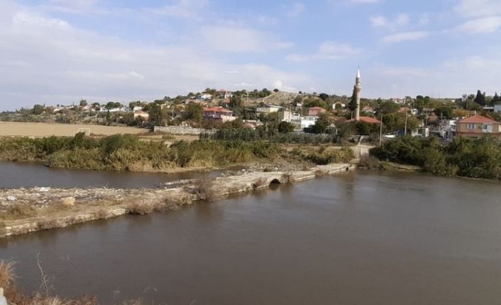 Söke Sarıkemer’deki tarihi taşköprü için doğa severler kampanya başlattı