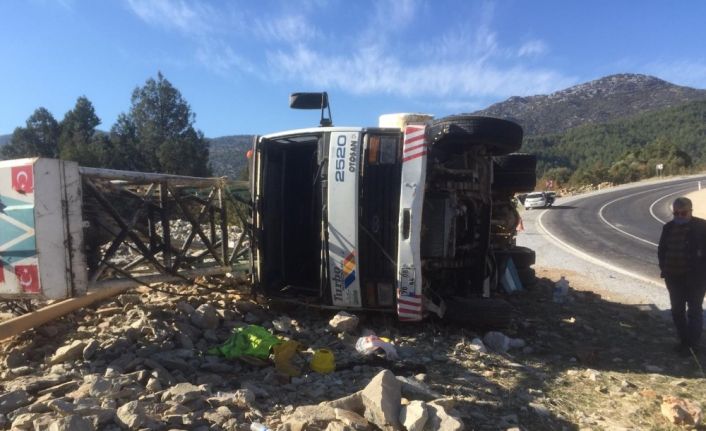 Sondaj kamyonu kontrolden çıkıp devrildi: 1 yaralı