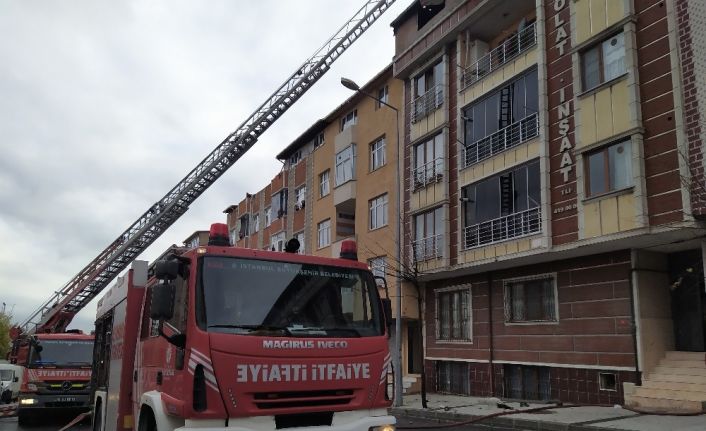 Sultangazi’de çatı katındaki yangın paniğe neden oldu