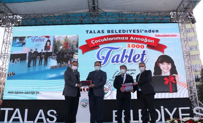 Talas Belediyesi öğrencileri sevindirdi, bin tablet hediye etti